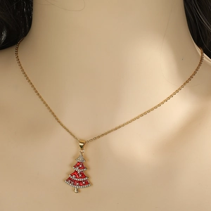 Elegante gouden ketting met een rode emaille kerstboom hanger en glanzende zirkoon