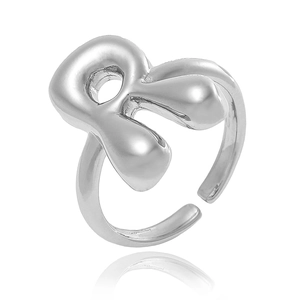 Gros plan d'une bague réglable argentée avec un détail de lettre R poli en relief 3D