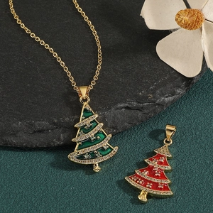 Kerstboom hanger ketting met groen emaille en sprankelende stenen aan een gouden ketting