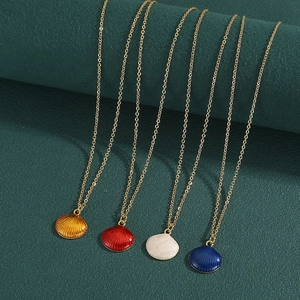 Modieuze schelphanger ketting set met kleurrijke emaille afwerking en gouden schakelketting