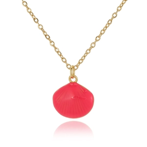 Gouden ketting met roze schelpvormige hanger met stralende textuur op witte achtergrond