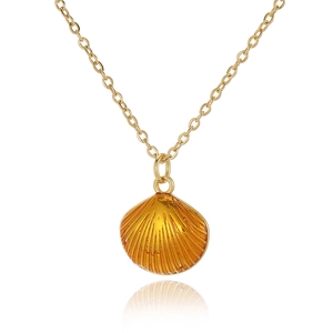Macro-opname van de gouden schelphanger met oranje emaille en gepolijste metalen randen