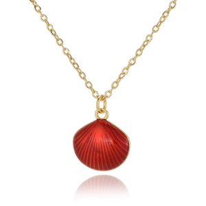 Detail van de rode emaille schelphanger aan een fijne vergulde kruisvormige ketting