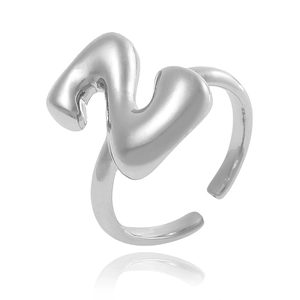 Vue macro d'une bague ajustable argentée au style lave fluide et finition miroir