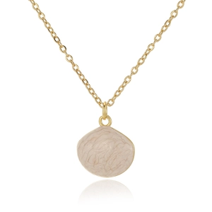 Detailopname van gouden schelphanger met gemarmerd emaille op een fijne ketting