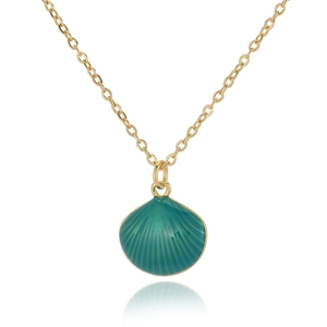 Detail van een groene emaille schelphanger aan een dunne gouden ketting met reflectie