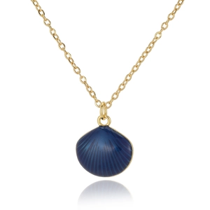 Macro-opname van donkerblauwe schelp hanger ketting met gouden schakels