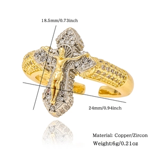 Guía de tallas detallada del anillo de cruz de cobre con circonitas blancas y baño de oro