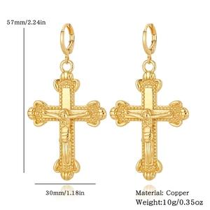 Vue détaillée des boucles d'oreilles crucifix en cuivre doré avec dimensions et relief
