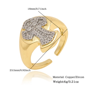 Detalle del anillo cruzado dorado con micro-pavé de circonitas y banda ajustable