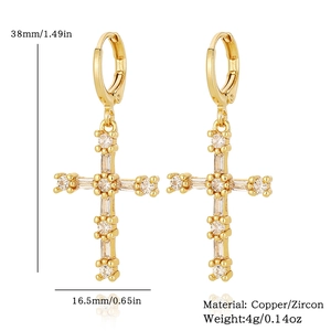 Détails des boucles d'oreilles croix dorées de 38mm avec dimensions et matériaux