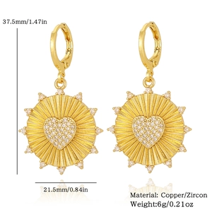 Détail de boucles d'oreilles cœur doré avec zircon et dimensions de 37,5 mm de long