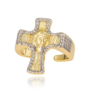 Anillo de cruz con relieve de Jesús y piedras de circonita en acabado bicolor oro