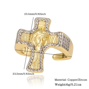 Detalle del anillo cruz Jesús de cobre con circonita y acabado bicolor