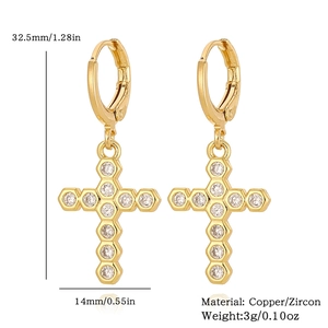 Vue détaillée des boucles d'oreilles croix dorées avec zircons et dimensions de 32,5 mm