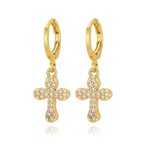 Vue détaillée des boucles d'oreilles croix dorées avec zircons blancs scintillants