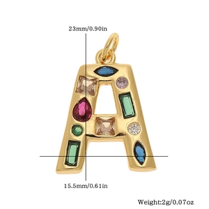 Dimensiones detalladas del colgante letra A dorado con circonitas de colores y cristales