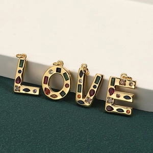 Colgantes de letras LOVE bañados en oro con circonitas de colores para collares DIY