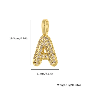 Détail du pendentif lettre A dorée avec zircons et dimensions précises