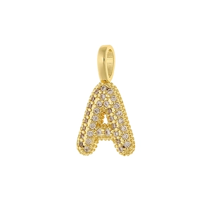 Détail du pendentif lettre A doré serti de pierres de zircone scintillantes