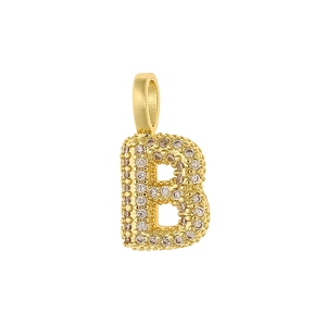 Macro d'un pendentif lettre B plaqué or orné de micro-pavé de zircones cubiques brillants