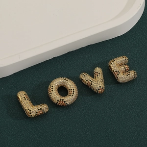 L-O-V-E Ballonbuchstaben-Anhänger in Gold mit bunten Zirkonia im Leopardenmuster-Stil