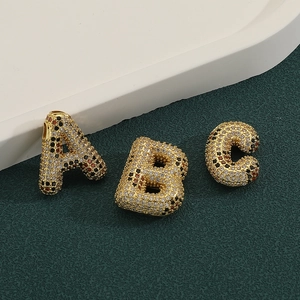 Alphabet-Anhänger aus Kupfer mit bunten Zirkoniasteinen für DIY-Schmuckherstellung