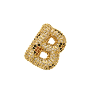 Makroaufnahme des goldenen Buchstaben-B-Anhängers mit mehrfarbigen Zirkonia-Steinen