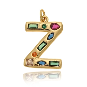 Primer plano del colgante letra Z dorado con circonitas de colores y piedras preciosas