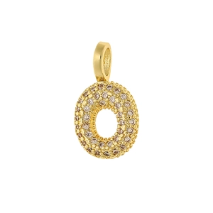 Gros plan du pendentif lettre O plaqué or avec sertissage de zircons et bélière
