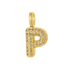 Vue macro du pendentif lettre P plaqué or 14K avec pierres scintillantes en zircone