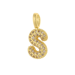 Vue détaillée d'un pendentif lettre S en cuivre doré avec micro-pavage de zircons