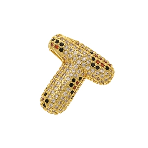 Detailansicht des goldenen Buchstaben-T-Anhängers mit mikrogefassten dreifarbigen Zirkonia
