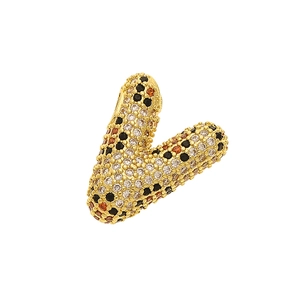 Detailaufnahme von Buchstaben V Anhänger mit bunten Zirkonia-Steinen in Pavé-Fassung