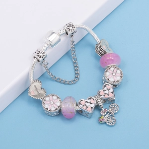 Bracciale con perline di cristallo rosa con catena a serpente d'argento e ciondoli