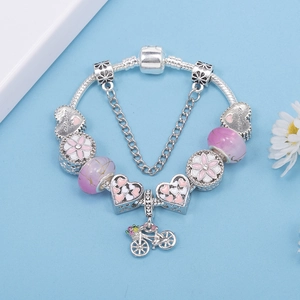 Bracciale con perline di cristallo rosa con ciondolo a bici e cuori su catena snake
