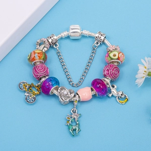 Pulsera de cadena de serpiente plateada con cuentas de esmalte de colores y dijes