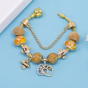 Goldenes Bienen-Charm-Armband mit gelben Glasperlen und einer Schlangenkette