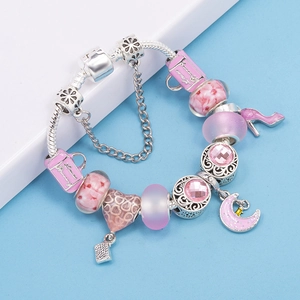 Bracciale a catena serpente d'argento con ciondoli rosa, perle ciliegio e pendente tacco