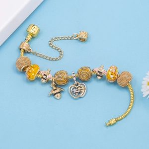 Goldenes Bienen-Charm-Armband mit Herzperlen und Schlangenkette für Damen DIY Modeschmuck