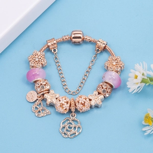 Elegantes rotgoldenes Bettelarmband mit rosa Kristallperlen und Blumen Schmetterling Anhänger
