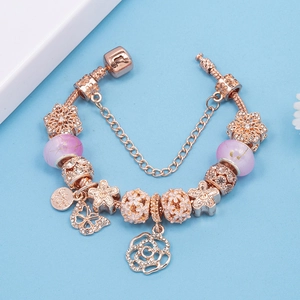 Elegantes rotgoldenes Bettelarmband mit Schmetterlingsanhängern und rosa Perlen