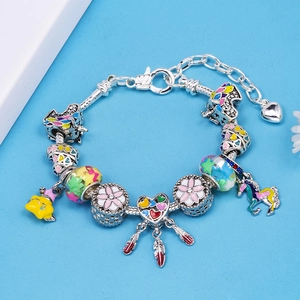 Pulsera de plata ajustable con dijes esmaltados en forma de corazón, estrella y unicornio