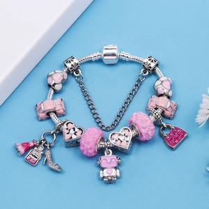 Silbernes Charm-Armband mit rosa Emaille-Herz, Kleid und Handtasche auf blauem Grund