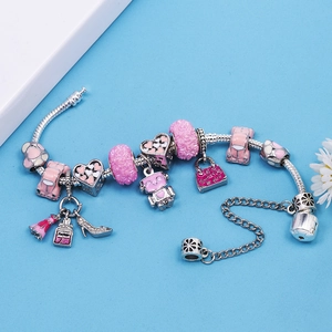 Rosa Charms-Armband mit Auto-, Taschen- und Kleidanhängern an einer Schlangenkette