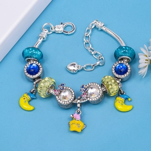 Bedelarmband met ster en maan en blauwe kristallen kralen op een lichtblauwe basis