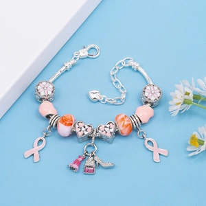 Bracciale argentato con perline, nastri rosa e ciondolo a forma di profumo elegante