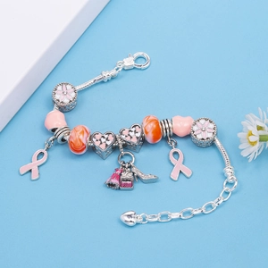 Bracciale con ciondoli rosa e arancio con pendenti a forma di vestito e profumo