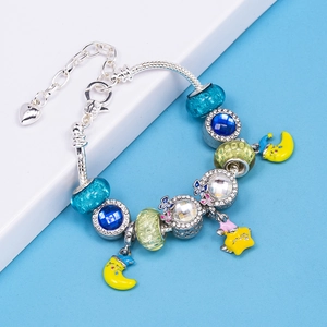 Zilveren slangenketting armband met blauwe kralen en maan- en sterhangers voor dames