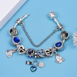 Zilveren bedelarmband met My Universe hart en blauwe kristallen op een blauwe achtergrond